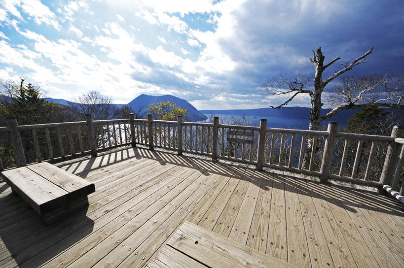 无人,天文台,栏杆,横图,室外,白天,正面,旅游,度假,实验,湖,湖泊,美景,山,山脉,水,植物,路灯,照明,北海道,日本,亚洲,阴影,研究,光线,科学,影子,栅栏,湖面,景观,篱笆,山峰,水流,水面,云,云朵,围栏,灯光,山峦,云彩,娱乐,护栏,灯,树,树木,蓝色,绿色,白云,蓝天,天空,阳光,自然,湖水,群山,天,享受,休闲,景色,放松,生长,晴朗,成长,照亮,科研,照明设备,天文,自然风光,检验,东亚,日本国,北海道地方,北海道岛,川上郡,钏路支厅,弟子屈町,摩周湖,观测,观象台,山岳台,晴空,彩图,道东