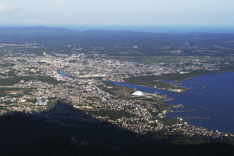 无人,家,横图,俯视,航拍,室外,白天,旅游,度假,海浪,海洋,美景,植物,城市风光,城市,建筑,日本,亚洲,阴影,光线,影子,房屋,屋子,景观,浪花,公寓,建筑群,娱乐,建设,洋房,楼房,住宅,树,树木,蓝色,绿色,蓝天,天空,阳光,自然,海水,天,享受,休闲,景色,放松,生长,晴朗,成长,鸟瞰,海景,东亚,本州,万里无云,本州岛,日本国,青森,青森县,东北地方,大海,风浪,海,海水的波动,近岸浪,涌浪,晴空,晴空万里,彩图,高角度拍摄,房子,下北半岛,下北郡,陆奥市