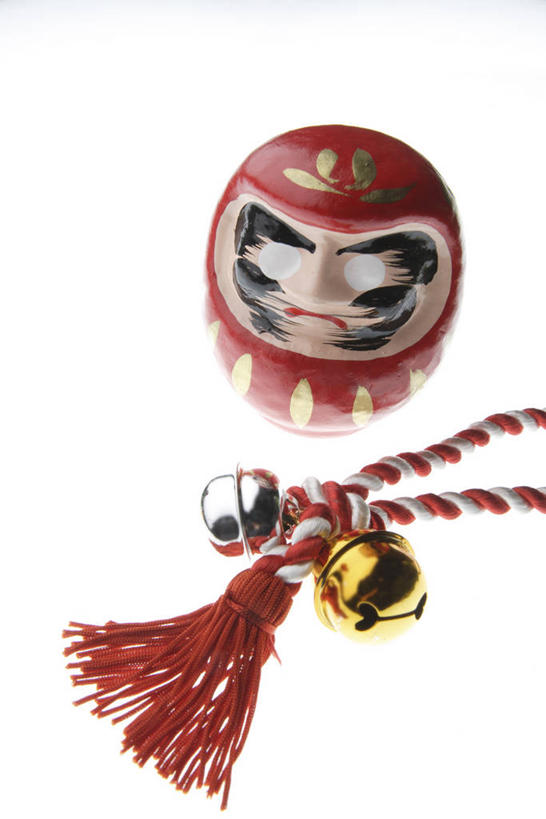 无人,竖图,俯视,室内,特写,白天,白色背景,静物,金属制品,阴影,装饰,反射,金属,铃铛,娃娃,影子,祝福,文化,传统,一个,祈祷,祈福,健康,许愿,摄影,影棚,单个,纪念,华丽,修饰,祈求,吉祥,点缀,衬托,美观,雅致,雅观,铜制,好运,平安,彩图,高角度拍摄,影棚拍摄,拍摄,达摩吉祥娃娃