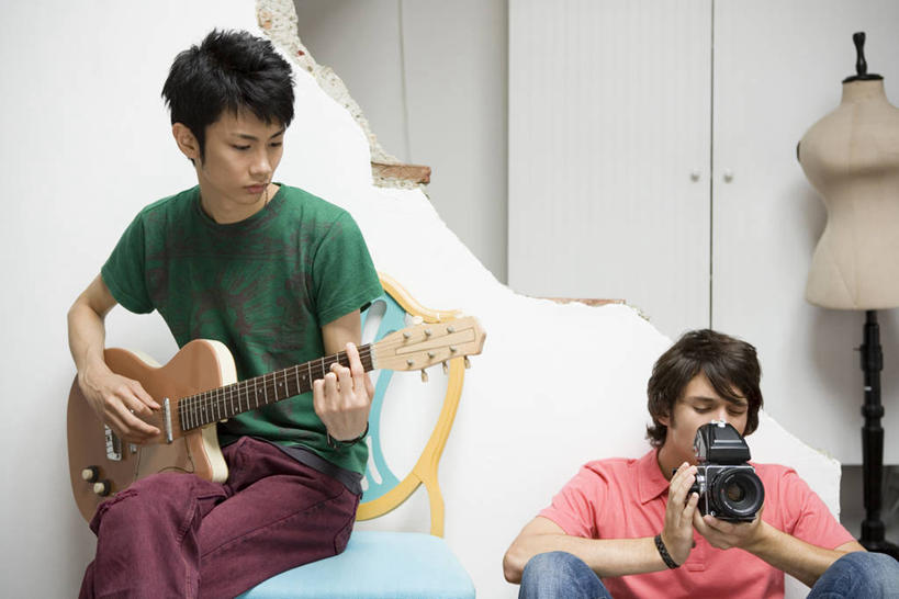 东方人,两个人,伙伴,朋友,坐,横图,室内,白天,正面,友谊,相机,亚洲,握,服装,人造模特,吉他,乐器,弦乐器,弹奏,二郎腿,拿,演奏,拿着,注视,休闲装,黄种人,拍照,衣服,数码相机,观察,看,休闲,休闲服,握着,摄影,服饰,道具,观看,察看,关注,弹拨弦鸣乐器,模特道具,时装道具,友情,男人,男性,年轻男性,亚洲人,照相机,坐着,半身,彩图,照相,包布模特,服装立裁人台,人台,试衣模特,试衣人台,弹拨弦乐器