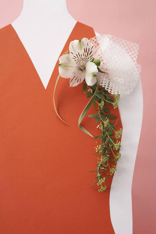 无人,竖图,室内,特写,白天,正面,晚礼服,静物,叶子,装饰,盛开,人造模特,绿叶,胸花,花蕾,花,花瓣,花朵,鲜花,红色,饰品,花苞,花蕊,嫩叶,摄影,影棚,道具,华丽,修饰,点缀,配饰,服装模特,模特道具,时装道具,展示道具,服装模特道具,陈列道具,衬托,美观,雅致,雅观,叶,叶片,彩图,影棚拍摄,晚宴服,舞会服,洋服,洋装,夜礼服,拍摄,襟花