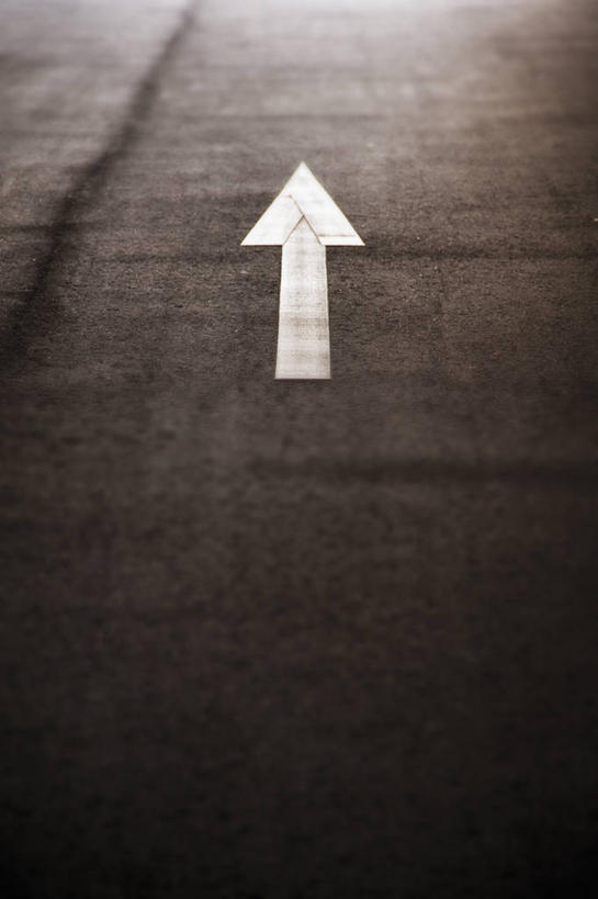 无人,竖图,俯视,室外,白天,道路,路,公路,阴影,反射,影子,交通,方向,箭头,指向,簇,马路,彩图,高角度拍摄