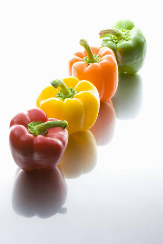 无人,竖图,俯视,室内,特写,白天,白色背景,辣椒,蔬菜,一排,阴影,新鲜,整齐,反射,影子,食品,食物,排列,黄色,红色,绿色,四个,橙色,摄影,有机食品,绿色食品,影棚,队列,黄辣椒,彩椒,辣角,红海椒,大椒,辣虎,广椒,甜椒,柿子椒,辣子,海椒,番椒,灯笼椒,彩图,高角度拍摄,影棚拍摄,拍摄,黄灯笼辣椒,黄帝椒