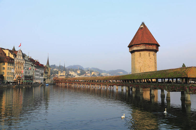 无人,家,横图,室外,白天,正面,旅游,度假,河流,水,标志建筑,地标,建筑,鸟,野生动物,天鹅,瑞士,欧洲,阴影,波纹,光线,鸟类,影子,房屋,屋子,河水,水流,公寓,涟漪,娱乐,建设,洋房,楼房,住宅,蓝色,倒影,蓝天,水纹,天空,阳光,动物,波浪,天,两只,享受,休闲,旅游胜地,放松,可爱,晴朗,倒映,中欧,万里无云,卢塞恩,水晕,瑞士联邦,琉森州,卢塞恩州,反照,琉森,教堂桥,卡贝尔桥,卡佩尔桥,晴空,晴空万里,鹄,彩图,全身,房子