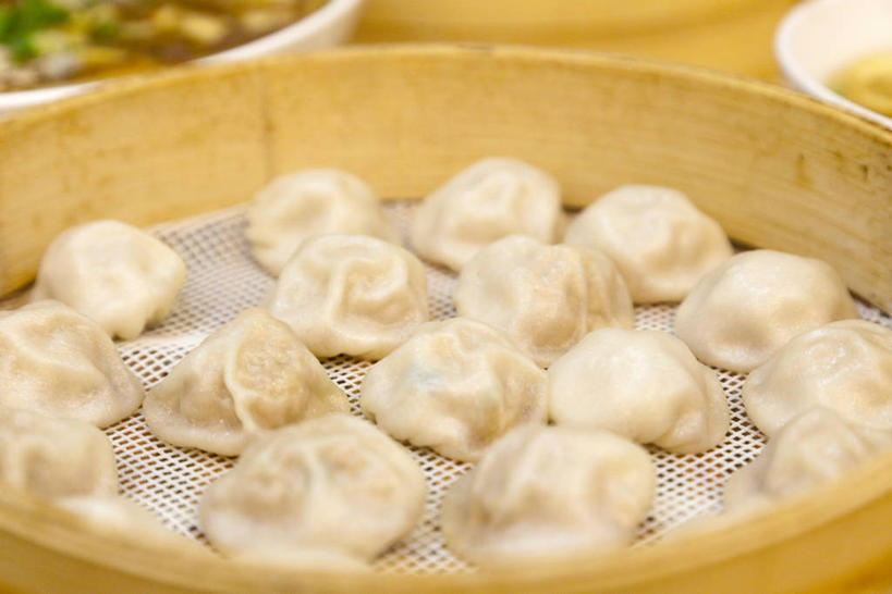 点心,蒸笼,无人,横图,俯视,室内,特写,白天,烹饪,中餐,厨具,许多,阴影,竹制,朦胧,模糊,反射,影子,料理,食品,饺子,面点,很多,小吃,美食,食物,排列,中式,竹制品,笼屉,蒸饺,烹饪用具,摆列,烹调用具,烹调,彩图,高角度拍摄,布列,分列