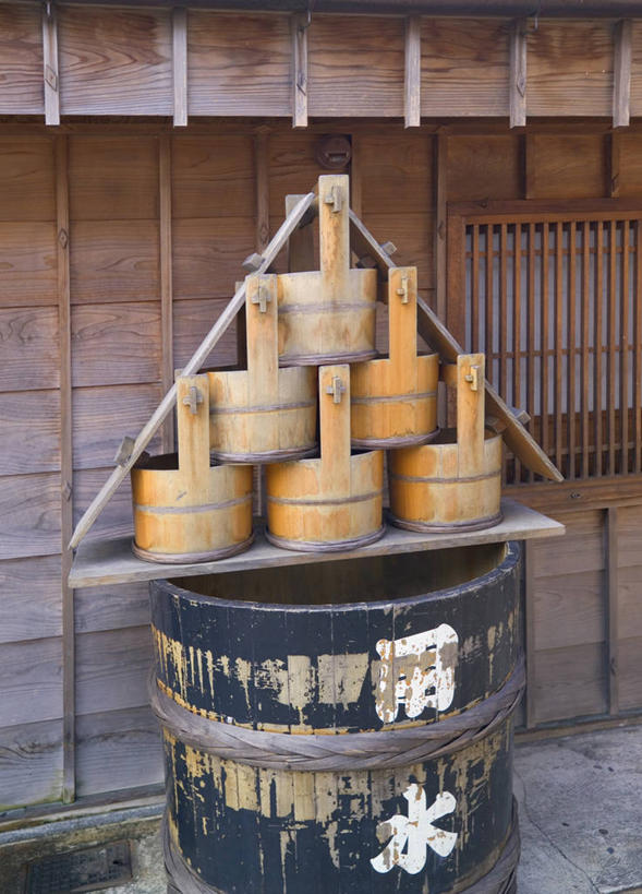 无人,竖图,室外,白天,正面,一排,许多,整齐,日文,标志,木桶,桶,文字,字符,墙,很多,标识,墙壁,墙面,排列,容器,储藏,堆,储存,队列,日语,彩图,贮存