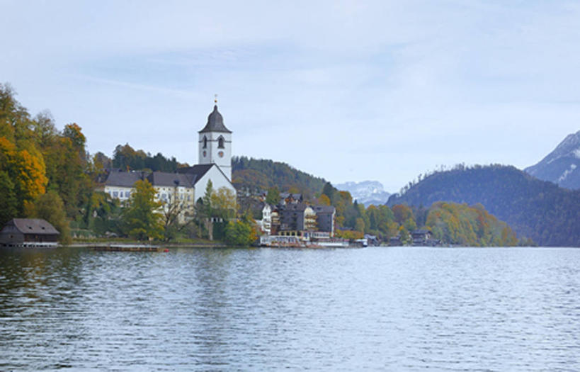 无人,教堂,横图,室外,白天,正面,旅游,度假,湖,湖泊,森林,山,山脉,树林,水,植物,标志建筑,地标,建筑,奥地利,欧洲,阴影,波纹,节日,光线,影子,湖面,山峰,水流,水面,云,云朵,涟漪,山峦,云彩,文化,娱乐,建设,树,树木,蓝色,绿色,白云,倒影,蓝天,水纹,天空,阳光,自然,波浪,湖水,群山,天,祈祷,享受,休闲,健康,旅游胜地,放松,许愿,宗教,信仰,生长,晴朗,成长,纪念,祈求,倒映,信念,中欧,水晕,奥地利共和国,反照,上奥地利,上奥地利州,平安,晴空,彩图,大教堂,礼拜堂,格蒙登县,萨尔茨卡默古特地区圣沃尔夫冈