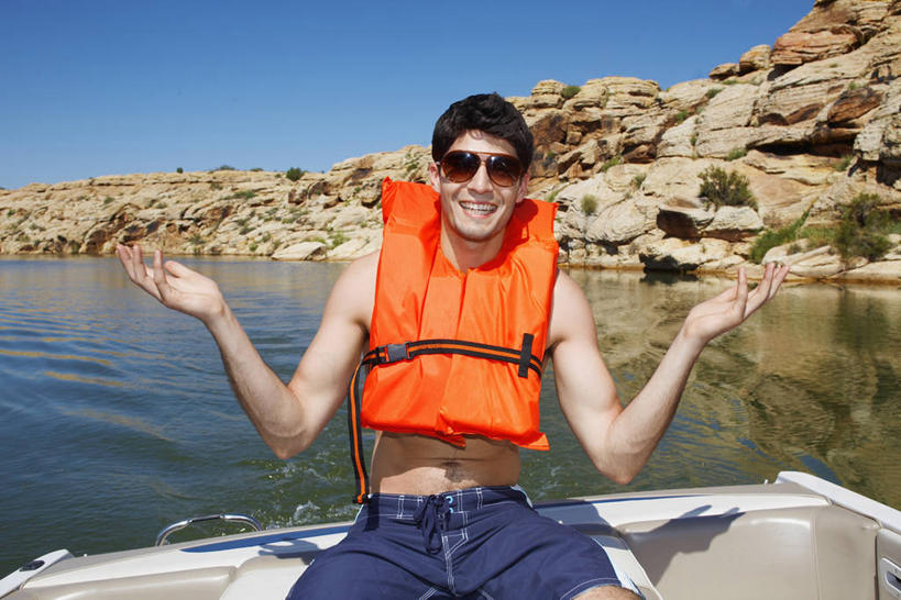 西方人,一个人,坐,笑,微笑,露齿笑,横图,室外,白天,正面,湖,湖泊,石头,水,船,欧洲,欧洲人,仅一个男性,仅一个人,一副,一艘,阴影,波纹,光线,救生衣,墨镜,石子,眼镜,影子,湖面,水流,水面,涟漪,注视,仅一个年轻男性,蓝色,倒影,蓝天,水纹,天空,阳光,太阳镜,太阳眼镜,交通工具,波浪,湖水,天,观察,看,橙色,遮阳镜,充气,晴朗,观看,救生背心,察看,倒映,救生,关注,载具,摩托艇,万里无云,水晕,浮水衣,反照,男人,男性,年轻男性,白种人,石块,岩石,晴空,晴空万里,坐着,半身,彩图