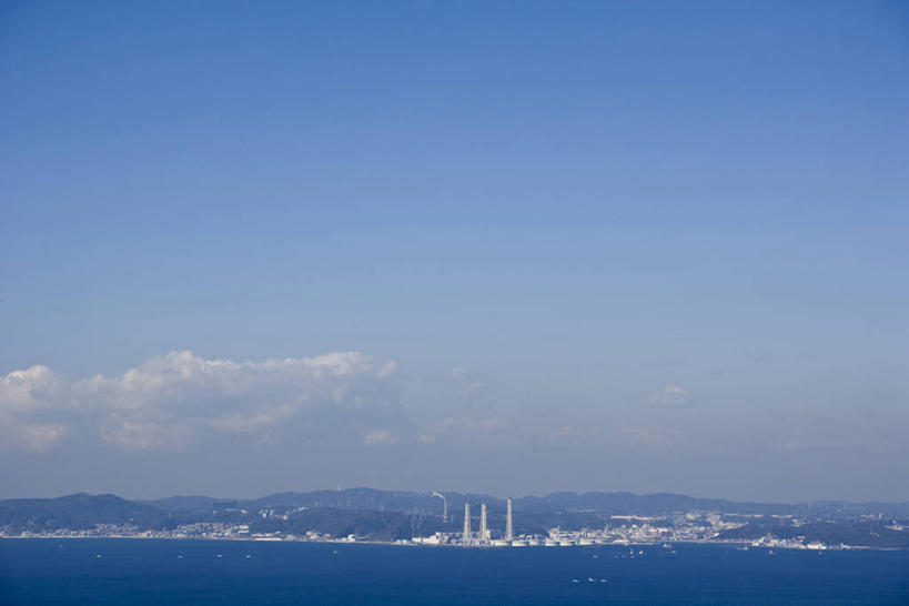 无人,工厂,横图,室外,白天,正面,度假,技术,海浪,海洋,美景,山,山脉,城市风光,城市,神奈川,日本,亚洲,阴影,环保,光线,科学,影子,景观,浪花,山峰,云,云朵,山峦,神奈川县,云彩,娱乐,蓝色,白云,蓝天,天空,阳光,海水,群山,天,享受,休闲,发电厂,发电站,景色,放松,工业,能源,晴朗,回收,资源,能量,海景,利用,低碳,东亚,循环,本州,关东地方,本州岛,日本国,持续,大海,风浪,海,海水的波动,近岸浪,涌浪,晴空,彩图,制造厂,三浦半岛,生产工厂,横须贺市,热电站