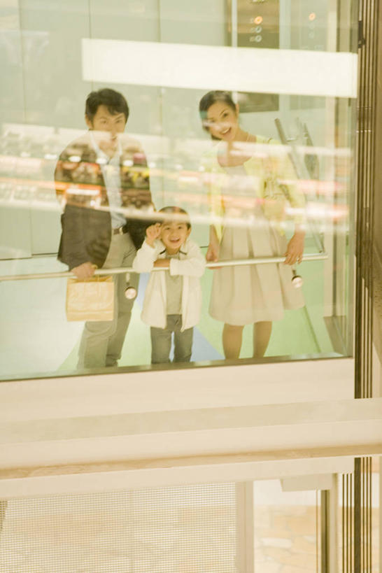 东方人,儿童,中年人,三个人,家庭,夫妻,母亲,父亲,儿子,站,笑,微笑,露齿笑,竖图,室内,白天,正面,爱情,纯洁,窗户,落地窗,电梯,亚洲,一排,服装,朦胧,模糊,整齐,运输工具,浪漫,注视,休闲装,黄种人,观光电梯,玻璃窗,排列,小孩,衣服,观察,看,站着,休闲,温暖,温馨,父子,母子,三口之家,一家人,休闲服,恩爱,父爱,可爱,母爱,童年,童趣,恋人,服饰,升降梯,观看,和睦,察看,队列,关注,童真,烂漫,无邪,天真,男孩,男人,男性,女人,女性,中年男性,中年女性,亚洲人,孩子,夫妇,情侣,站立,彩图,全身,伴侣,融洽,升降设备,男生