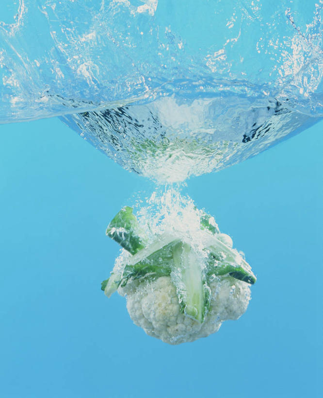 无人,竖图,室内,特写,白天,正面,水,蔬菜,飞溅,蓝色背景,新鲜,溅,液体,水滴,花菜,花椰菜,食品,菜花,水珠,食物,一个,白色,摄影,有机食品,绿色食品,影棚,单个,椰菜花,喷洒,下降,降落,降低,下跌,下落,彩图,影棚拍摄,拍摄