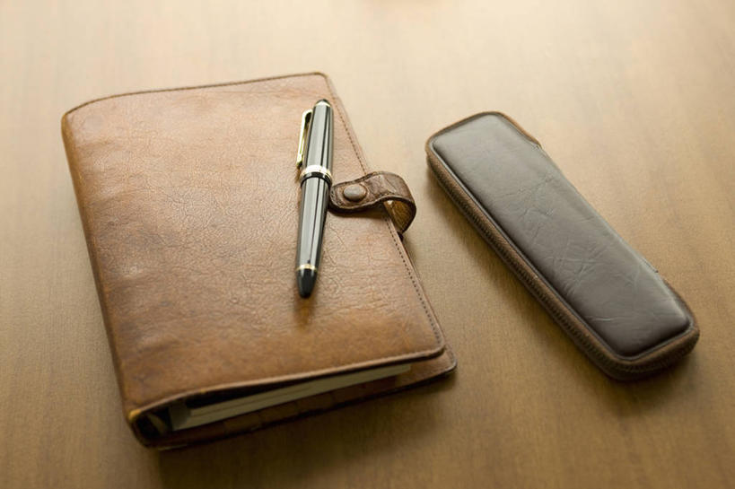 无人,横图,俯视,室内,特写,白天,桌面,桌子,静物,一本,阴影,反射,木制,笔,影子,木桌,办公用品,记事本,铅笔盒,水笔,盒子,文具,本子,笔记本,木制品,容器,学习用品,储藏,文具用品,一支,储存,彩图,高角度拍摄,木桌子,贮存