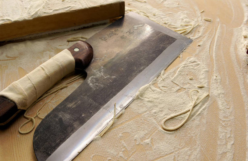 面食,面条,无人,横图,俯视,室内,特写,白天,金属制品,一把,阴影,反射,金属,木制,粉末,工具,影子,面,面粉,案板,刀具,粮食,拉面,砧板,木制品,刀,粉,荞麦面,农产品,菜刀,原材料,粉状,切菜刀,彩图,高角度拍摄