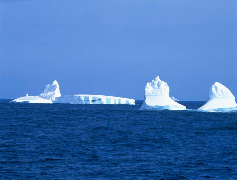 无人,横图,室外,白天,正面,旅游,度假,南极,冰山,海浪,海洋,美景,山,阴影,光线,影子,冰,景观,浪花,山峰,山峦,娱乐,冰川,蓝色,蓝天,天空,阳光,自然,海水,天,享受,休闲,景色,放松,寒冷,晴朗,冰冷,自然风光,南极洲,冰河,海景,万里无云,严寒,冰凉,酷寒,凛冽,凛凛,极冷,南极大陆,南极地区,南极区,南极圈,第七大陆,大海,风浪,海,海水的波动,近岸浪,涌浪,晴空,晴空万里,彩图,安塔克提加州