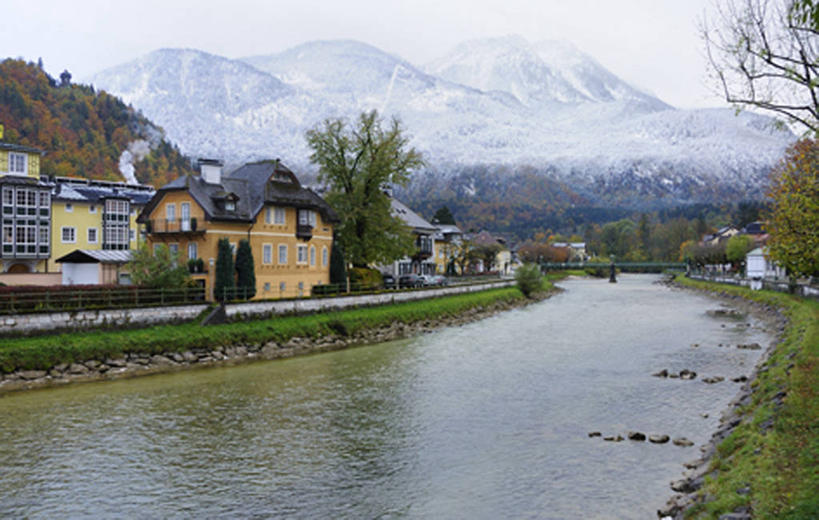 无人,家,横图,室外,白天,正面,旅游,度假,草地,草坪,河流,美景,山,山脉,树林,水,植物,奥地利,欧洲,阴影,光线,影子,房屋,屋子,河水,景观,山峰,水流,山峦,娱乐,楼房,住宅,草,树,树木,蓝色,绿色,蓝天,天空,阳光,自然,群山,天,享受,休闲,景色,放松,生长,晴朗,成长,自然风光,中欧,万里无云,奥地利共和国,上奥地利,上奥地利州,晴空,晴空万里,彩图,房子