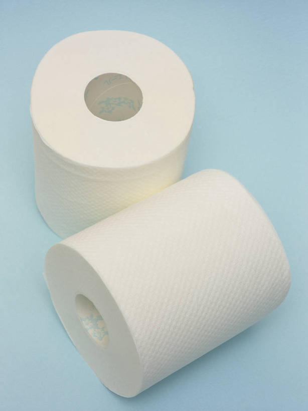 无人,竖图,俯视,室内,特写,白天,生活用品,静物,阴影,蓝色背景,反射,影子,纸,两个,白色,纸巾,日用品,摄影,影棚,卫生纸,生活用纸,彩图,高角度拍摄,影棚拍摄,拍摄