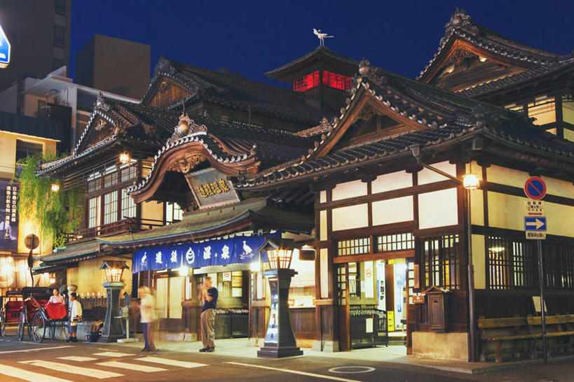 东方人,站,走,横图,室外,夜晚,正面,度假,美景,植物,城市风光,城市,道路,路,人行横道,公路,汽车,爱媛县,日本,亚洲,行人,阴影,服装,光线,日文,标志,瓦片,文字,影子,字符,屋顶,景观,人行道,灯光,交通,许多人,顶棚,瓦,休闲装,黄种人,娱乐,标识,路人,车,树,树木,衣服,绿色,自然,交通工具,轿车,站着,一群人,享受,休闲,休闲服,景色,放松,建造,服饰,生长,成长,载具,人行横道线,东亚,屋瓦,日本国,日语,爱媛,四国地方,四国,四国岛,县厅,松山市,过客,松山,男人,男性,年轻男性,年轻女性,女人,女性,亚洲人,斑马线,马路,步行,散步,站立,走路,半身,彩图