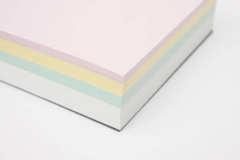 无人,横图,俯视,室内,特写,白天,白色背景,静物,一堆,许多,阴影,堆叠,堆积,反射,粘性,影子,办公用品,便利贴,便签,很多,文具,摄影,影棚,堆,办公设备,文具用品,记事,快捷,文化工具,方便,N次贴,便条贴,告诉贴,即时贴,便贴纸,彩图,高角度拍摄,影棚拍摄,拍摄