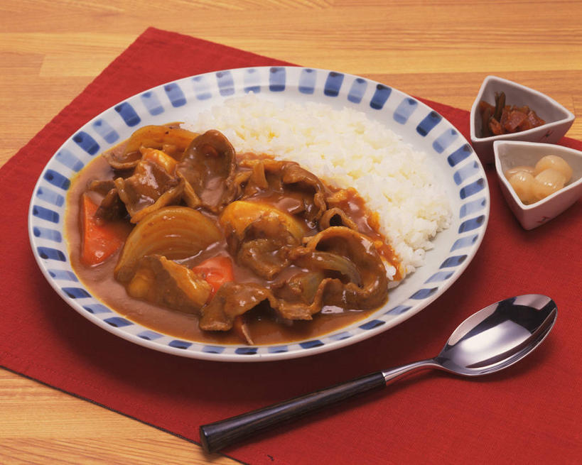 米饭,咖哩,无人,横图,俯视,室内,特写,白天,烹饪,餐桌,桌子,一把,阴影,反射,木制,布料,影子,勺子,陶瓷,调料,料理,食品,陶瓷制品,饭,调味品,调味料,布纹,咖喱,菜肴,美食,桌布,食物,一个,餐巾,木制品,容器,调羹,台布,汤匙,碗,佳肴,单个,餐台,储藏,五谷,储存,咖喱饭,印度菜,印度料理,餐桌布,彩图,高角度拍摄,贮存