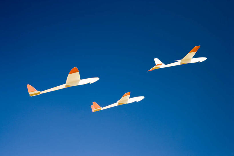 无人,横图,室内,白天,仰视,数码,科技,飞机,飞翔,阴影,蓝色背景,艺术,飞行,网络,折纸,纸艺,手工艺品,高光,几何,计算机图形,翱翔,合成,文化,飞,蓝色,蓝天,天空,纸制品,工艺品,天,纸飞机,电脑合成图,数码合成图,高雅,合成图,三架,写实,具体,具象,工艺折纸,自信心,品位,彩图,低角度拍摄