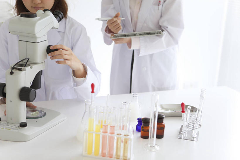 东方人,两个人,同事,科学家,站,坐,横图,室内,白天,正面,成功,合作,团队,集体,信心,实验,仪器,桌面,桌子,杯子,亚洲,握,阴影,服装,检查,研究,透明,反射,分析,科学,化学,测试,笔,试管,试管架,试剂瓶,显微镜,影子,实验室,研究室,办公用品,黄种人,队伍,水笔,架子,玻璃制品,文具,衣服,白色,玻璃瓶,瓶子,学习用品,观察,站着,器皿,清晰,探索,握着,服饰,放大,观看,仔细,一台,文具用品,透镜,领导,凸透镜,聚焦,衣着,科研人员,白大褂,成就,穿着,关注,研究者,合伙,领袖,工作台,计量,试验室,实验服,科学研究者,玻璃仪器,试验耗材,实验用品,光学,清楚,衣饰,年轻女性,女人,女性,亚洲人,科学工作者,玻璃杯,站立,坐着,半身,彩图,实验衣,实验台,实验桌