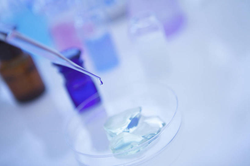 无人,横图,俯视,室内,特写,白天,实验,仪器,水,桌面,桌子,阴影,朦胧,模糊,研究,透明,反射,分析,化学,测试,滴管,培养皿,试剂瓶,液体,影子,实验室,水滴,研究室,褐色,玻璃制品,器皿,工作台,计量,试验室,玻璃仪器,试验耗材,实验用品,吸液管,移液管,彩图,高角度拍摄,实验台,实验桌