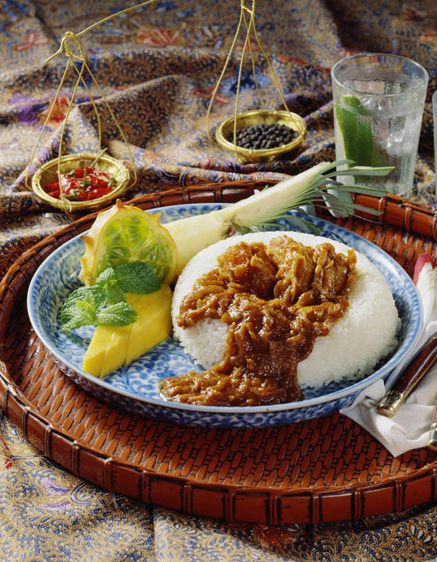 米饭,咖哩,无人,竖图,俯视,室内,白天,烹饪,餐桌,桌子,蔬菜,杯子,餐具,水果,阴影,新鲜,反射,布料,碟子,盘,影子,调料,生食,料理,食品,果实,饭,调味品,调味料,布纹,蔬果,咖喱,菜肴,美食,玻璃制品,桌布,食物,盘子,餐巾,水杯,碟,台布,佳肴,有机食品,绿色食品,餐台,五谷,咖喱饭,印度菜,印度料理,玻璃杯,餐桌布,彩图,高角度拍摄