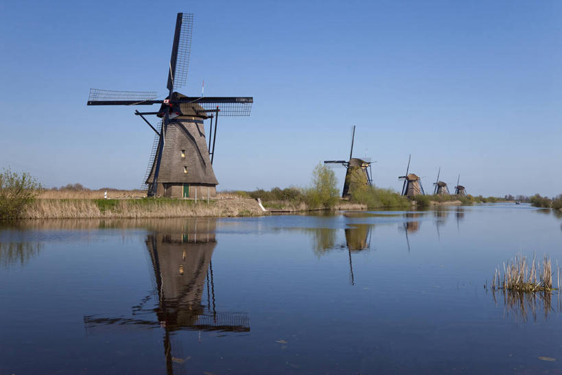 无人,横图,室外,白天,正面,旅游,度假,灌溉,草地,草坪,河流,美景,水,植物,风车,欧洲,荷兰,阴影,环保,光线,影子,河水,景观,水流,娱乐,草,蓝色,绿色,倒影,蓝天,天空,阳光,自然,天,享受,休闲,景色,放松,能源,晴朗,回收,资源,倒映,浇灌,荷兰风车,西欧,自然风光,利用,低碳,循环,万里无云,磨坊,荷兰王国,尼德兰王国,持续,反照,南荷兰省,小孩堤防,晴空,晴空万里,彩图