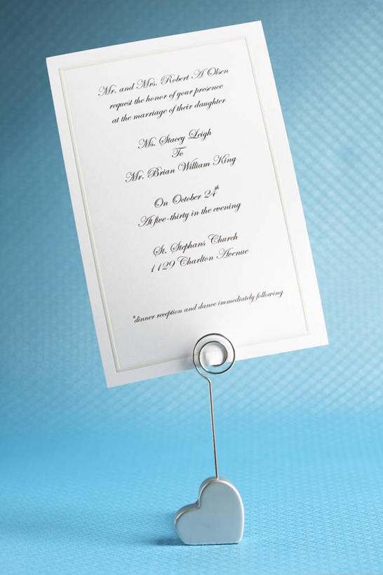 无人,竖图,室内,特写,白天,正面,静物,阴影,蓝色背景,反射,英文,标志,文字,影子,字符,字母,标识,摄影,影棚,英文字母,请帖,书信,一封,彩图,影棚拍摄,拍摄,简帖,请柬