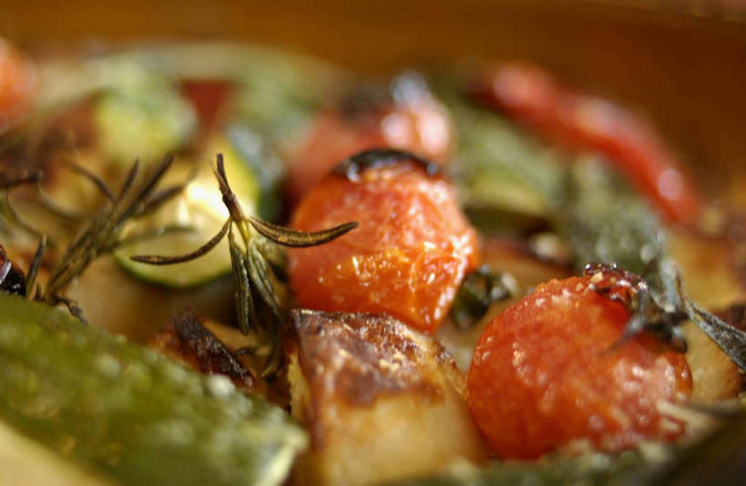 无人,横图,俯视,室内,特写,白天,烹饪,西餐,黄瓜,蔬菜,西红柿,小番茄,阴影,朦胧,模糊,新鲜,反射,影子,料理,食品,菜肴,美食,食物,西式,佳肴,有机食品,绿色食品,小西红柿,樱桃小番茄,珍珠小番茄,樱桃番茄,圣女果,青瓜,胡瓜,番茄,彩图,高角度拍摄,法国菜