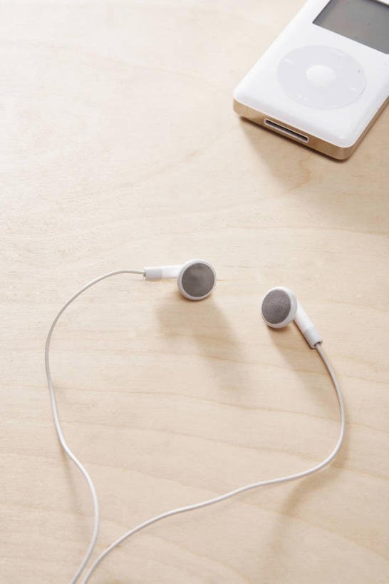 无人,竖图,俯视,室内,特写,白天,陶醉,快乐,满意,幸福,桌面,桌子,静物,阴影,反射,木制,影子,木桌,音响,音乐,音乐播放器,娱乐,耳机,木制品,随身听,享受,休闲,放松,舒适,享乐,MP3播放器,彩图,高角度拍摄,木桌子,播放器,沉醉