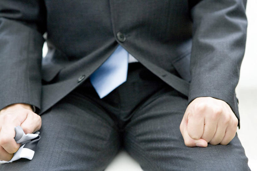 东方人,手,一个人,商务人士,商务男性,坐,横图,室内,特写,白天,正面,衬衫,亚洲,双手,仅一个男性,仅一个人,握,套装,材料,档案,文件,纸,领带,黄种人,仅一个年轻男性,手稿,资料,握拳,手部,握着,紧张,证明,象征,庄重,文档,商务装,身份,工薪阶层,正式,地位,男人,男性,年轻男性,亚洲人,白领,上班族,坐着,半身,彩图,衬衣