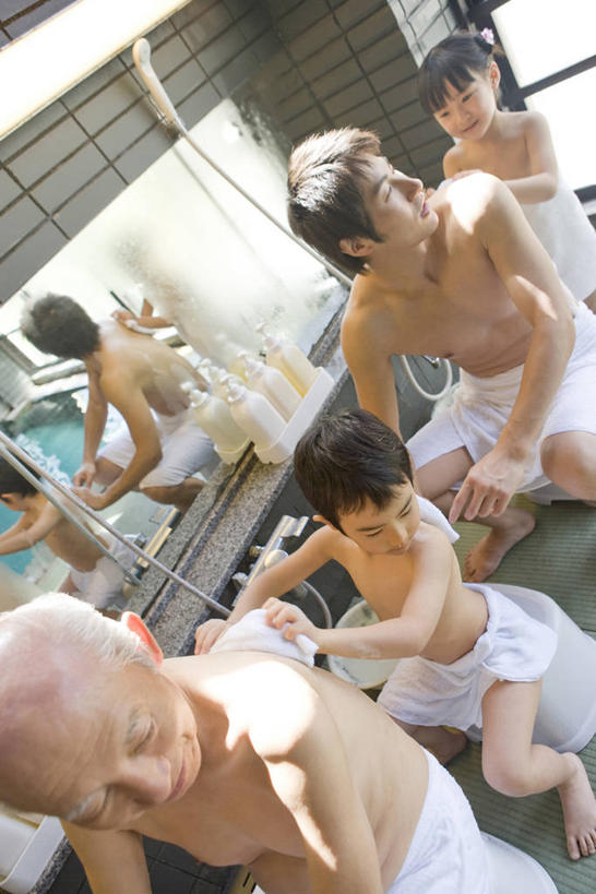 东方人,儿童,中年人,四个人,家庭,父亲,女儿,儿子,祖父,坐,笑,微笑,露齿笑,竖图,俯视,室内,白天,纯洁,镜子,卫生间,浴室,亚洲,朦胧,模糊,木制,板凳,纺织物,浴巾,凳子,扭头,注视,黄种人,裸露,小孩,木制品,毛巾,观察,看,清洁,转头,温暖,温馨,父女,父子,一家人,父爱,可爱,童年,童趣,爷爷,观看,祖孙,保暖,镜像,和睦,察看,镜面,擦背,关注,裸,童真,透气,烂漫,无邪,防水,外孙女,外公,外祖父,外孙,外孙子,储水,耐磨,吸水,天真,老年男性,男孩,男人,男性,女孩,女人,女性,中年男性,亚洲人,孩子,孙女,孙子,淋浴房,坐着,半身,彩图,高角度拍摄,冲凉房,沐浴间,沐浴室,融洽,男生,女生