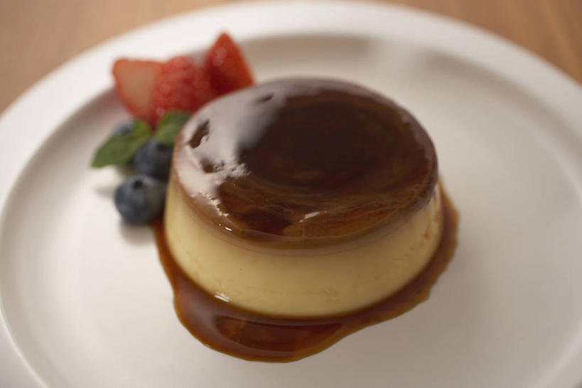 点心,无人,横图,俯视,室内,特写,白天,餐桌,桌子,草莓,浆果,蓝莓,餐具,水果,阴影,朦胧,模糊,新鲜,反射,碟子,盘,影子,生食,食品,布丁,甜点,甜品,果实,食物,盘子,碟,果冻,甜食,零食,有机食品,绿色食品,餐台,啫喱,焦糖,洋莓,水果皇后,山都柿,蓝浆果,蓝靛果,红莓,地莓,彩图,高角度拍摄,食品添加剂,添加剂,都柿,笃斯,酱色,焦糖色,着色剂