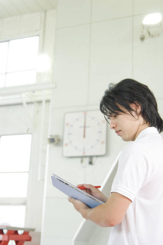 东方人,一个人,健身房,站,捧,竖图,室内,白天,仰视,运动服,窗户,计时器,亚洲,仅一个男性,仅一个人,服装,朦胧,模糊,时间,计时,注视,黄种人,玻璃窗,秒表,仅一个年轻男性,衣服,低头,观察,看,站着,教练,服饰,观看,定时器,察看,准确,衣着,穿着,关注,精准,记录板,记事板,垂头,衣饰,男人,男性,年轻男性,亚洲人,端,端着,捧着,手捧,站立,半身,彩图,低角度拍摄,健身馆,教练员,教练者,运动装