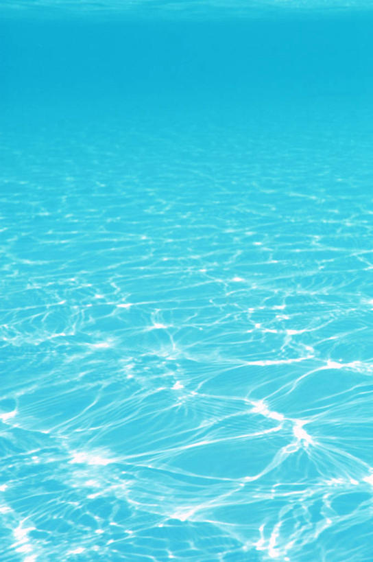 无人,游泳池,竖图,室内,特写,白天,正面,水,透明,水池,水面,泳池,蓝色,理智,沉静,冷色,高深,冷淡,彩图