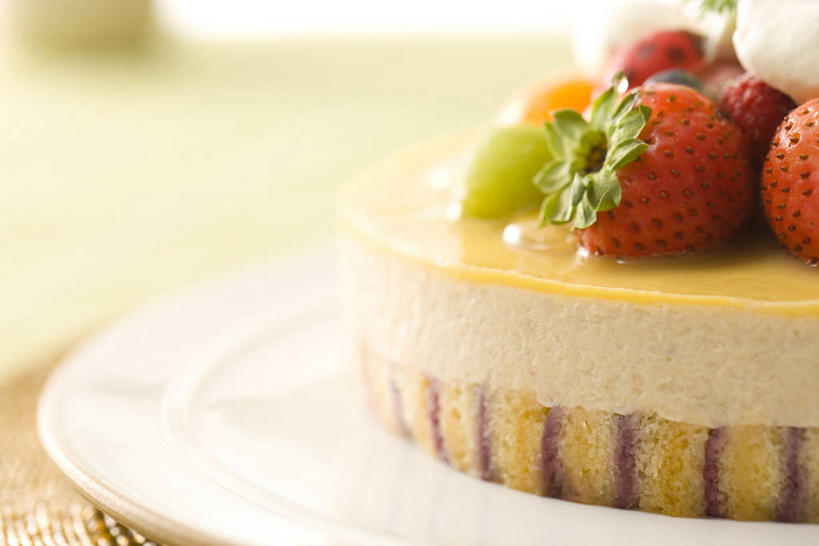 点心,无人,横图,室内,特写,白天,正面,下午茶,餐桌,桌子,草莓,浆果,水果,阴影,朦胧,模糊,新鲜,反射,影子,生食,食品,果实,食物,糕点,红色,摄影,有机食品,绿色食品,影棚,餐台,洋莓,水果皇后,红莓,地莓,彩图,影棚拍摄,拍摄,香蕉蛋糕,蛋糕