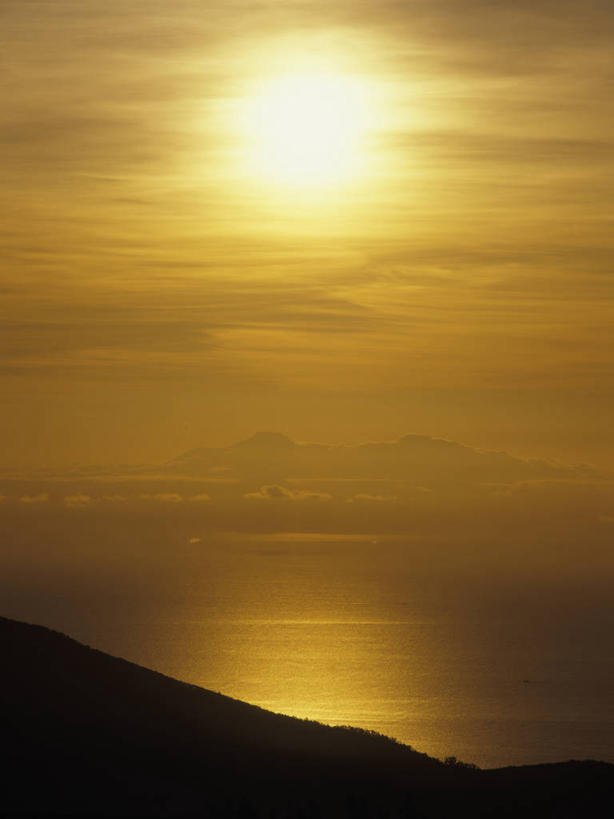 无人,竖图,室外,白天,正面,旅游,度假,日出,海浪,海洋,美景,山,山脉,太阳,北海道,日本,亚洲,景观,浪花,山峰,水平线,辽阔,朝霞,晨曦,海平线,黎明,山峦,娱乐,阳光,自然,海水,群山,享受,休闲,广阔,景色,放松,一望无际,自然风光,海景,东亚,日本国,北海道地方,北海道岛,无边无际,一马平川,大海,风浪,海,海水的波动,近岸浪,涌浪,朝阳,彩图,卯时,破晓,日始,鄂霍次克综合振兴局,斜里郡,斜里町,知床岬,水天相接,水天一线,道东,网走支厅
