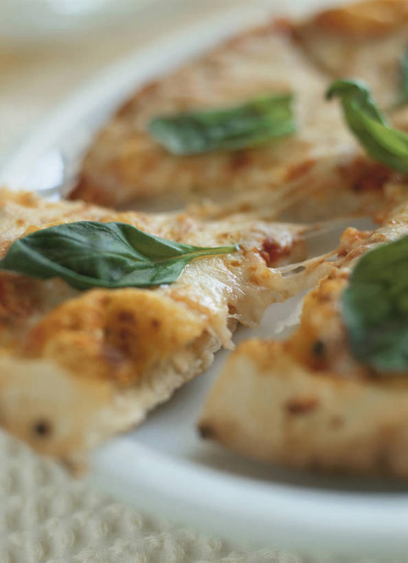 无人,竖图,俯视,室内,特写,白天,烹饪,西餐,植物,餐桌,桌子,餐具,阴影,朦胧,模糊,反射,碟子,盘,影子,香料,料理,食品,披萨,匹萨,草药,菜肴,美食,中药,食物,一个,盘子,碟,快餐,香草,西式,佳肴,单个,餐台,罗勒,比萨,紫苏,药材,中草药,西式快餐,垃圾食品,意大利薄饼,九层塔,圣约瑟夫草,甜罗勒,兰香,中药材,本草,彩图,高角度拍摄,玛格丽特披萨