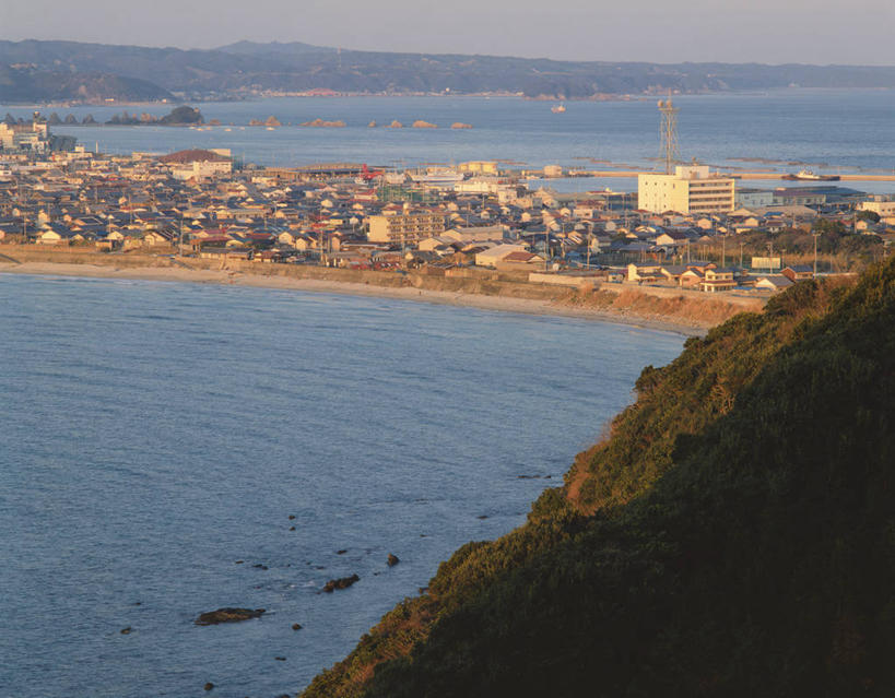 无人,家,横图,室外,白天,正面,旅游,度假,海浪,海洋,石头,美景,山,山脉,城市风光,城市,建筑,日本,亚洲,阴影,光线,石子,影子,房屋,屋子,景观,浪花,山峰,公寓,建筑群,山峦,娱乐,建设,洋房,楼房,住宅,蓝色,蓝天,天空,阳光,海水,群山,天,享受,休闲,景色,放松,晴朗,海景,东亚,本州,万里无云,本州岛,日本国,近畿地方,近畿,和歌山,和歌山县,串本町,大海,风浪,海,海水的波动,近岸浪,石块,岩石,涌浪,晴空,晴空万里,彩图,房子,东牟娄郡