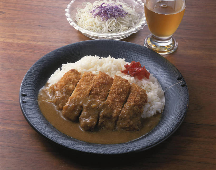 米饭,咖哩,果汁,无人,横图,俯视,室内,特写,白天,烹饪,餐桌,桌子,杯子,餐具,阴影,反射,木制,碟子,盘,影子,调料,肉,料理,食品,饮品,饭,调味品,调味料,猪排,猪肉,咖喱,菜肴,美食,肉类,玻璃制品,食物,饮料,盘子,木制品,水杯,碟,佳肴,餐台,五谷,可口,肉食,咖喱饭,豚肉,印度菜,印度料理,适口,玻璃杯,彩图,高角度拍摄