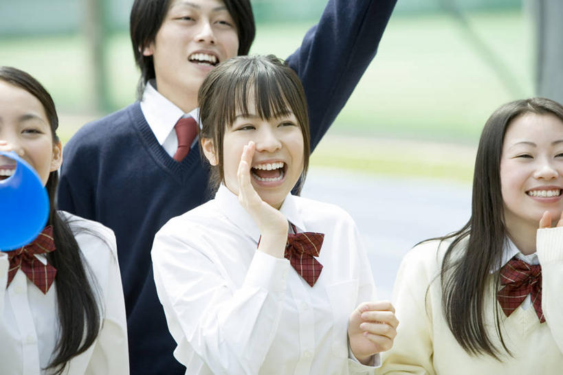 东方人,四个人,伙伴,朋友,站,举,笑,微笑,露齿笑,横图,室外,白天,正面,制服,友谊,亚洲,握,阴影,服装,朦胧,模糊,光线,领结,影子,领带,注视,黄种人,鼓励,喇叭,一个,蓝色,阳光,观察,加油,看,托,站着,同学,校服,打气,握着,单个,观看,察看,象征,庄重,校友,关注,噪音,鼓舞,身份,学生服,正式,地位,同窗,学友,呼呼塞拉,嗡嗡祖拉,呜呜祖拉,友情,男人,男性,年轻男性,年轻女性,女人,女性,亚洲人,举起,举手,举着,向上举,向上伸,向上托,站立,半身,彩图,日本校服