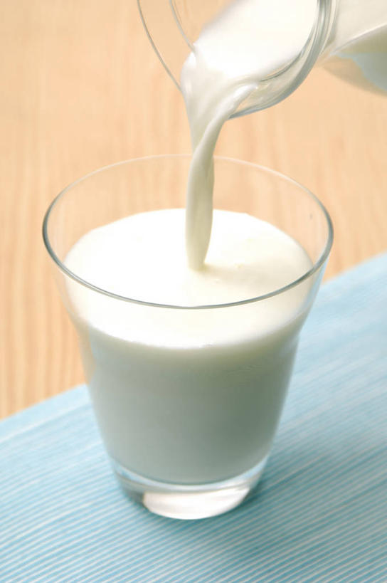 牛奶,无人,竖图,俯视,室内,特写,白天,餐桌,桌子,杯子,倒,阴影,反射,影子,饮品,营养,玻璃制品,饮料,白色,水杯,餐台,乳制品,奶,牛乳,安神,玻璃杯,彩图,高角度拍摄