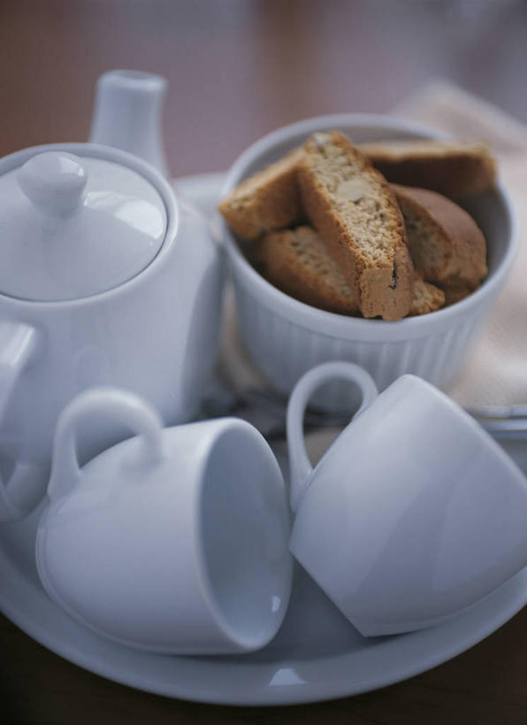 点心,无人,竖图,俯视,室内,特写,白天,餐桌,桌子,杯子,一堆,许多,阴影,堆叠,堆积,朦胧,模糊,反射,瓷器,壶,影子,食品,甜点,咖啡杯,陶瓷制品,很多,水壶,食物,糕点,两个,茶壶,容器,饼干,甜食,零食,餐台,堆,瓷杯,比斯考提,咖啡饼干,意式饼干,彩图,高角度拍摄