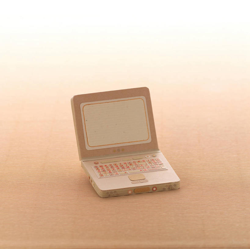 无人,横图,室内,特写,白天,正面,电脑,笔记本电脑,静物,阴影,反射,网络,影子,纸,纸张,通讯设备,摄影,影棚,一台,纸板,无线,通信设备,无线网络,硬纸板,无线上网,便携式电脑,手提电脑,彩图,影棚拍摄,拍摄