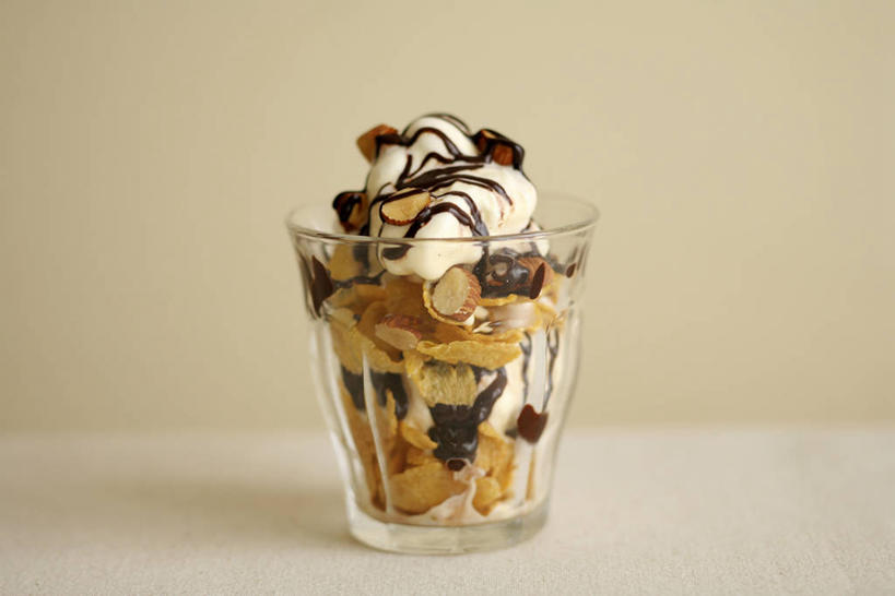 无人,横图,室内,特写,白天,正面,餐桌,桌子,杯子,阴影,反射,影子,冰激凌,清凉,玻璃制品,一个,水杯,冷饮,舒服,冰淇淋,摄影,影棚,单个,餐台,解暑,解渴,雪糕,舒爽,冰糕,消暑,巧克力冰淇淋,玻璃杯,彩图,影棚拍摄,拍摄