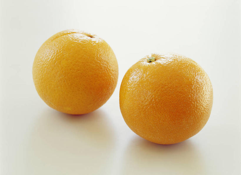 无人,横图,俯视,室内,特写,白天,白色背景,水果,阴影,新鲜,反射,影子,生食,食品,果实,食物,两个,黄色,摄影,有机食品,绿色食品,影棚,脐橙,甜橙,橙子,橙,彩图,高角度拍摄,影棚拍摄,拍摄,鹄壳,黄橙,黄果,金橙,金环,金球,糖橙