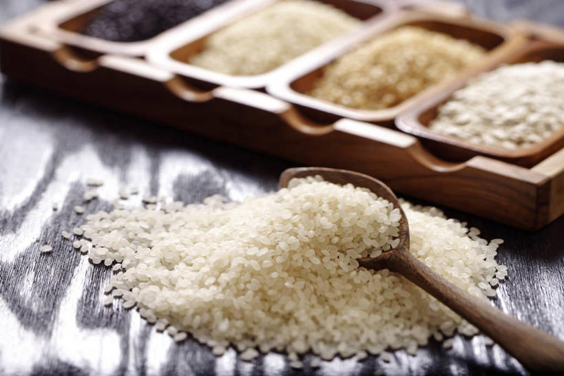 无人,横图,俯视,室内,特写,白天,餐桌,桌子,一堆,许多,阴影,堆叠,堆积,朦胧,模糊,反射,木制,木盒,影子,勺子,谷类,谷物,米,很多,大米,木制品,容器,调羹,汤匙,糙米,餐台,储藏,堆,储存,黑米,玄米,彩图,高角度拍摄,贮存