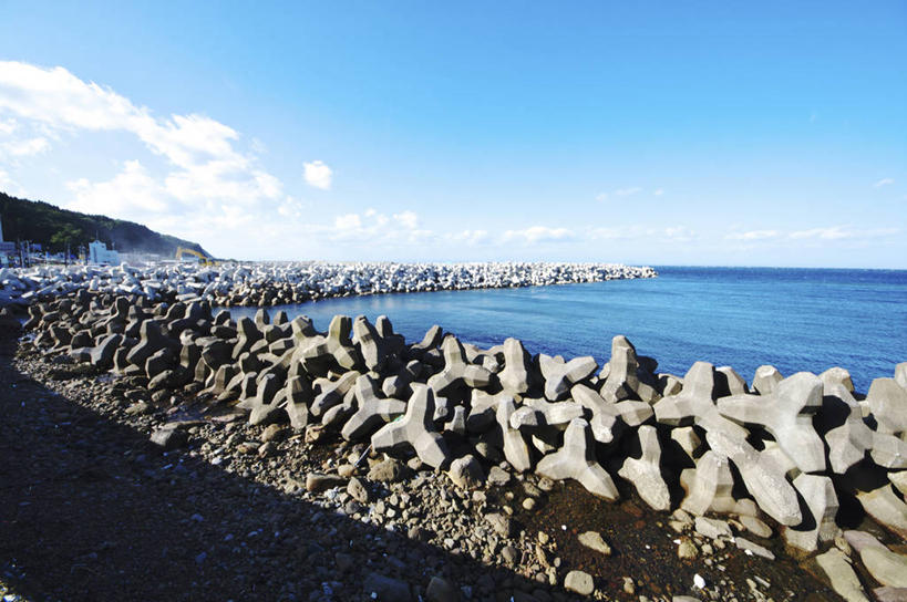 无人,横图,室外,白天,正面,旅游,度假,安全,海浪,海洋,石头,美景,沙滩,日本,亚洲,阴影,光线,沙子,石子,影子,海岸,景观,浪花,水平线,云,云朵,辽阔,防护,海平线,沙地,云彩,娱乐,蓝色,白云,蓝天,天空,阳光,自然,海水,天,享受,休闲,广阔,景色,放松,晴朗,保护,一望无际,自然风光,保险,海景,东亚,防波堤,本州,本州岛,日本国,青森,青森县,东北地方,保全,周全,安稳,安定,无边无际,一马平川,平安,大海,风浪,海,海水的波动,海滩,近岸浪,石块,岩石,涌浪,晴空,彩图,破浪堤,水天相接,水天一线