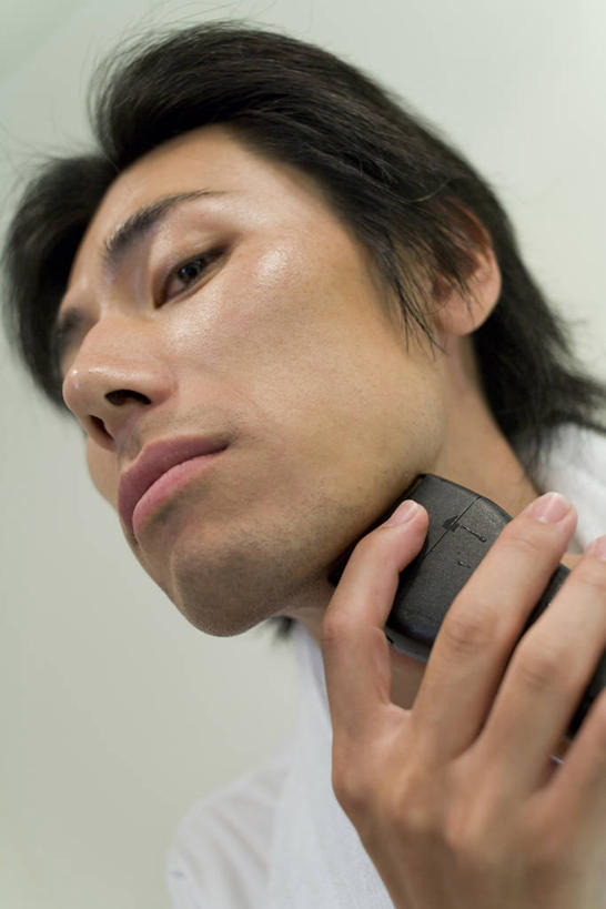 东方人,脸,头,脸颊,手,一个人,竖图,室内,特写,白天,仰视,卫生间,浴室,亚洲,仅一个男性,仅一个人,仅一个中年男性,一把,握,服装,剃须刀,拿,拿着,注视,休闲装,黄种人,衣服,观察,看,清洁,休闲,手部,休闲服,护理,握着,服饰,观看,单手,刮胡刀,察看,家电,家用电器,关注,剃须,电动剃须刀,仪容,仪表,男人,男性,中年男性,亚洲人,头部,脸部,脸蛋,面部,淋浴房,半身,彩图,低角度拍摄,冲凉房,沐浴间,沐浴室,小家电